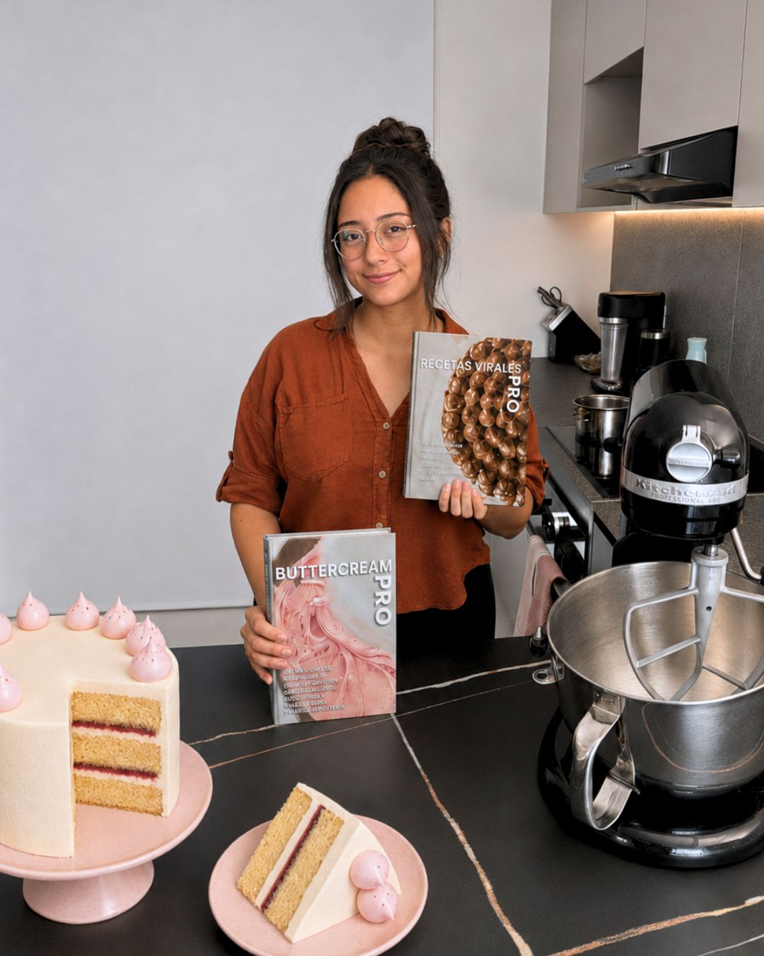Karen Flores, chef pastelera y fundadora de ButtercreamPro, sonriendo en su cocina
